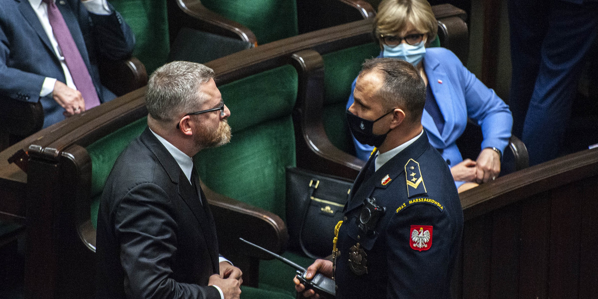 Kosztowny brak maski posła Brauna. A licznik wciąż bije.