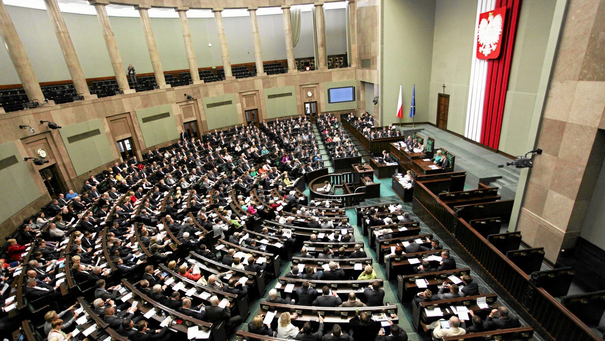 Likwidacja finansowania partii z budżetu państwa, odpis z podatku dochodowego, inny sposób obliczania subwencji - to niektóre pomysły klubów sejmowych na zmiany zasad pozyskiwania środków przez partie polityczne. Debata nad projektami prawdopodobnie jesienią.