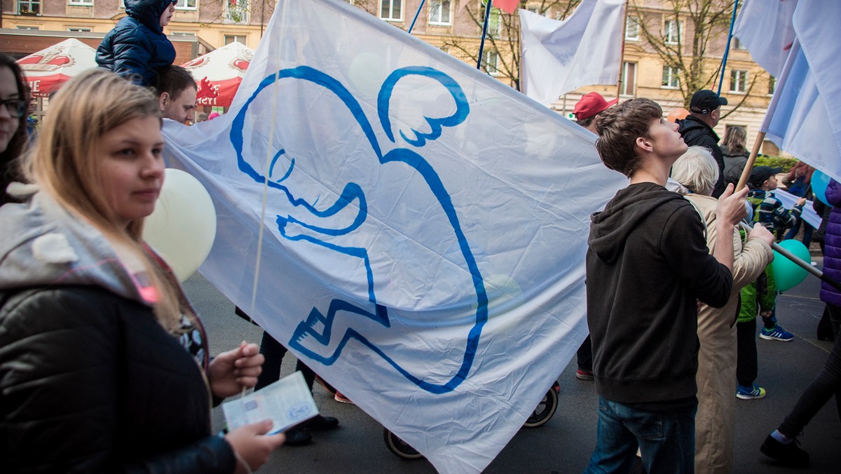 Ok. tysiąca osób wzięło udział w Gdańsku w manifestacji "uSTAWKA: prawa kobiet" przeciwko ograniczaniu prawa aborcyjnego. W kontrdemonstracji, popierającej całkowity zakaz aborcji, uczestniczyło kilkadziesiąt osób. Obie grupy rozdzielała policja.