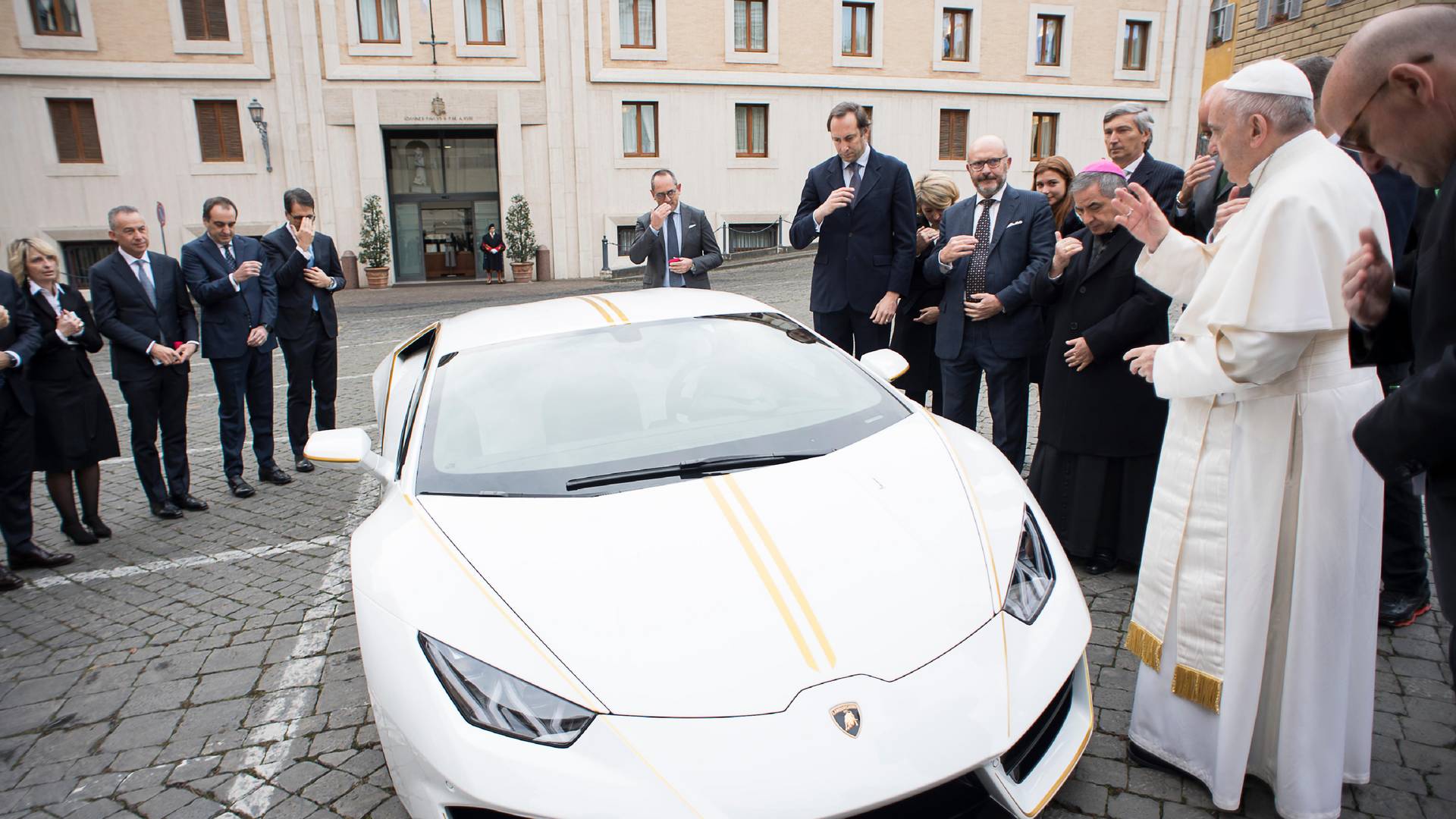 Papież sprzedaje swoje Lamborghini. "Błogosławieństwo" na masce, cena z kosmosu