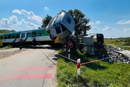 Groźny wypadek na niestrzeżonym przejeździe kolejowym. Siedem osób w szpitalu [WIDEO]