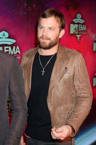 Caleb Followill na czerwonym dywanie MTV EMA 2013