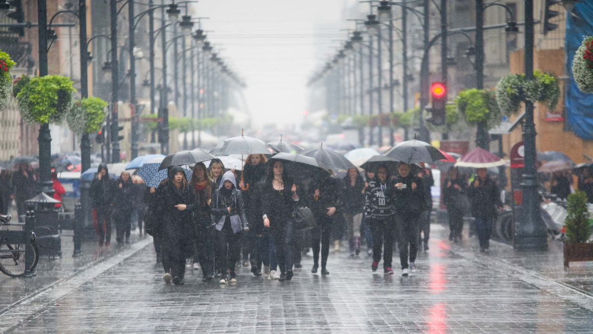 Od 11.30 w Łodzi trwa oficjalne, wspólne "świętowanie" ogólnopolskiego strajku kobiet. Łodzianki protestujące przeciw zaostrzeniu prawa aborcyjnego najpierw spotkały się przy ulicy Piotrkowskiej, później wybrały się albo na zajęcia organizowane w Centrum Praw Kobiet albo - mimo deszczu - na wspólny spacer.