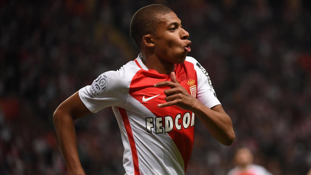 Kylian Mbappe jest numerem jeden na liście życzeń wielu europejskich klubów, jednym z nich jest Paris Saint-Germain, które próbuje wywrzeć presję nie tylko na piłkarzu, ale także jego krewnych. O potencjalnym transferze 18-letniego napastnika do stolicy Francji rozmawiał ostatnio z rodziną piłkarza nowy dyrektor sportowy PSG Antero Henrique. Zapowiada się zatem transferowa wojna, bo chrapkę na tego piłkarza ma również Real Madryt.