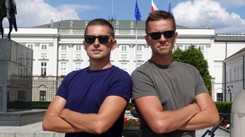 Słynna polska para gejów śpiewa 'Dobra zmiano, dziękujemy'