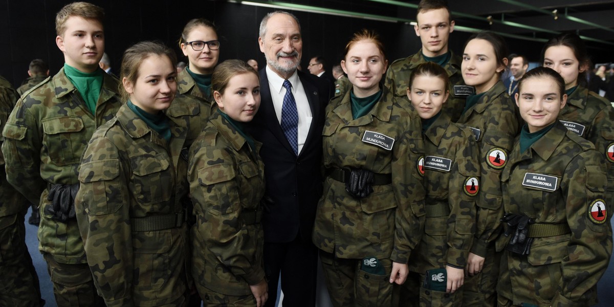 Macierewicz chwali się nowym wojskiem