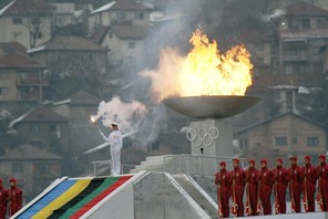 Ceremonia zapalenia znicza olimpijskiego na stadionie w Koševie podczas otwarcia XIV Zimowych Igrzysk Olimpijskich, Sarajewo, 8 lutego 1984 r