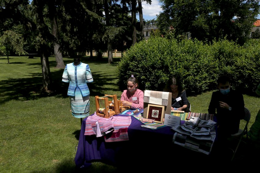 Gotovi proizvodi i proizvodni proces tkanja pred našim očima.