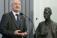 macierewicz pomnik w tle