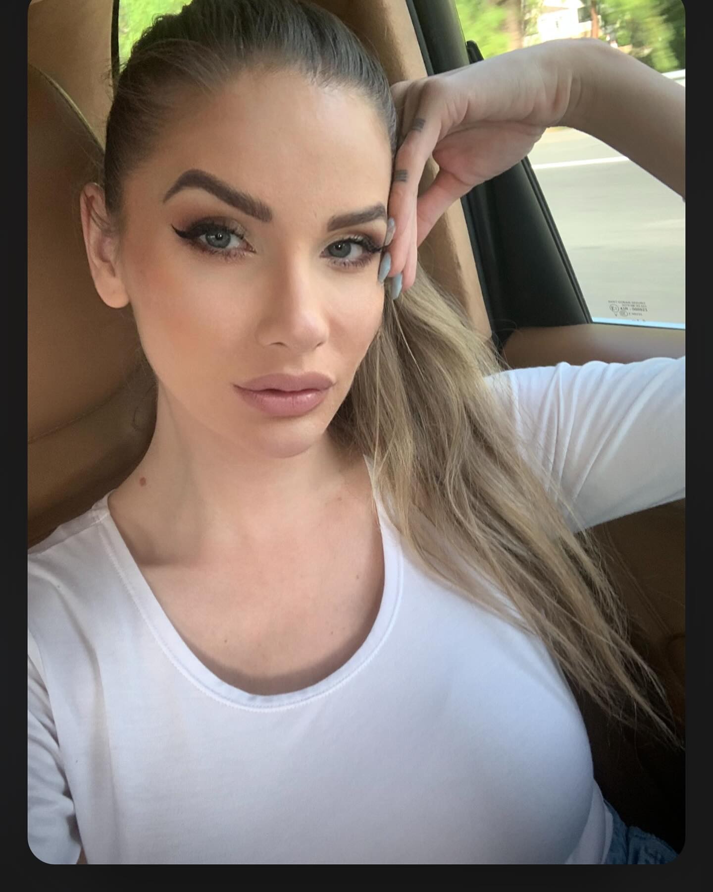 Finalistka súťaže Miss Slovensko 2015, modelka a influencerka Broňa Gregušová.