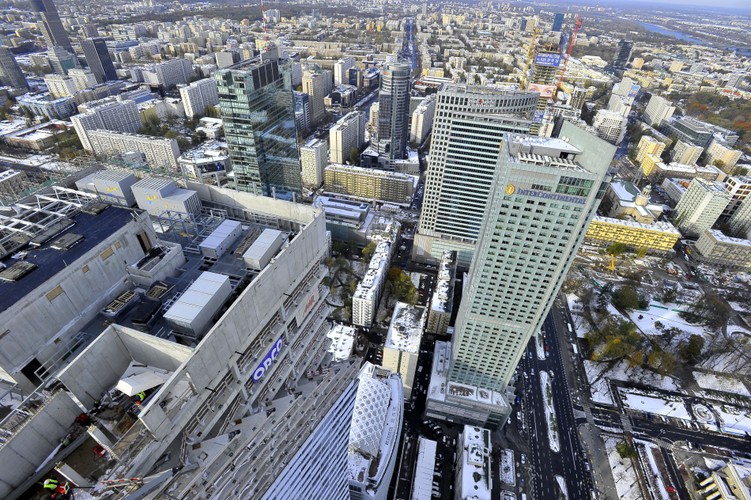 Na budowie Złotej 44 zakończono już montaż paneli fasady do 44 kondygnacji. Jeśli tylko pozwolą na to warunki pogodowe, montaż wszystkich całej fasady zakończy się przed końcem roku – wynika z informacji prasowej Orco. Zdjęcie: Złota 44 (c) ORCO fot. Krzysztof Wierzbowski