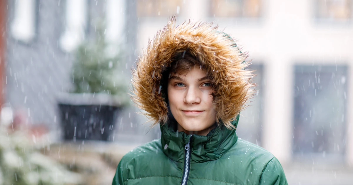 Ciepło, ale deszczowo. Jak się ubrać? Prognoza pogody dla uczniów na poniedziałek, 8 grudnia 2025