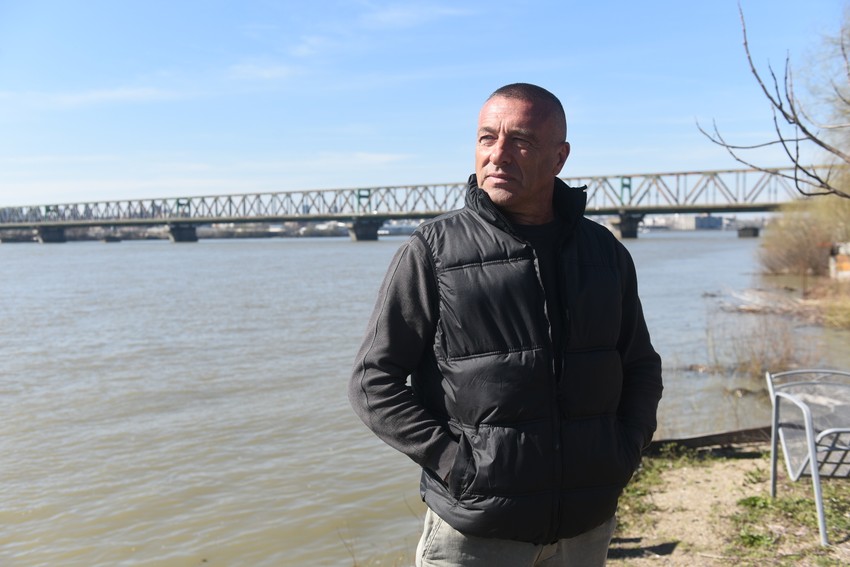 Grbić navodi da u reci ima mnogo panjeva i krševa