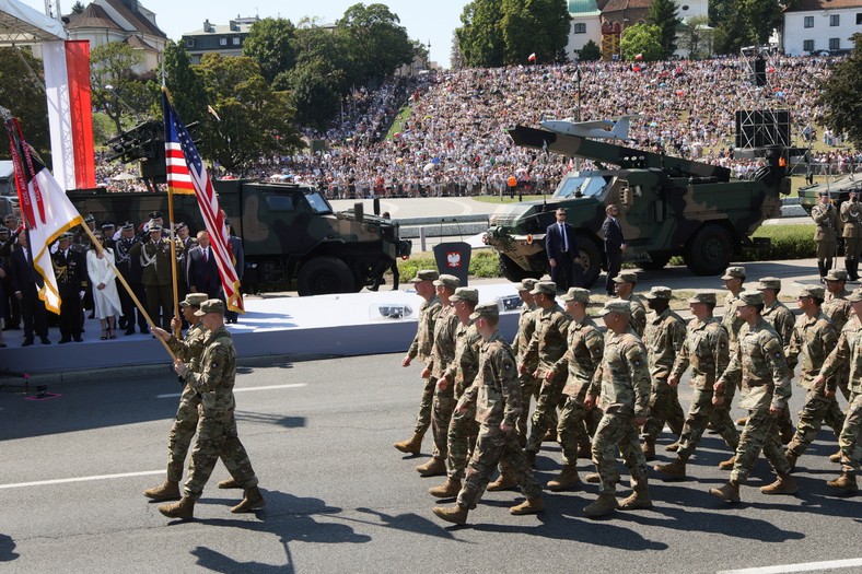 Warszawa, 15.08.2025. Defilada wojskowa na warszawskiej Wisłostradzie, w ramach obchodów Święta Wojska Polskiego, 15 bm. Tegoroczna defilada wojskowa odbywa się pod hasłem „Dziękujemy za Waszą służbę”. (mr) PAP/Marcin Obara