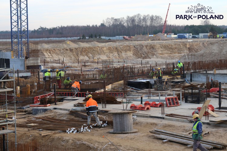 Jak poinformowano, we Wręczy k. Mszczonowa jest też coraz więcej elementów atrakcji, z których niedługo korzystać będą mogli odwiedzający. 'Na teren budowy dotarło pierwszych 55 tirów z elementami zjeżdżalni wodnych' - dodano w informacji prasowej.