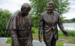 Gdańsk: Zdewastowano pomnik Jana Pawła II. Policja szuka sprawców