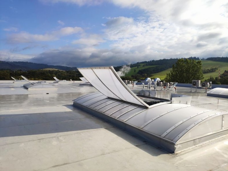 Strategiczna transformacja lidera. MERCOR finalizuje sprzedaż części działalności grupie Kingspan i rozwija markę mcr