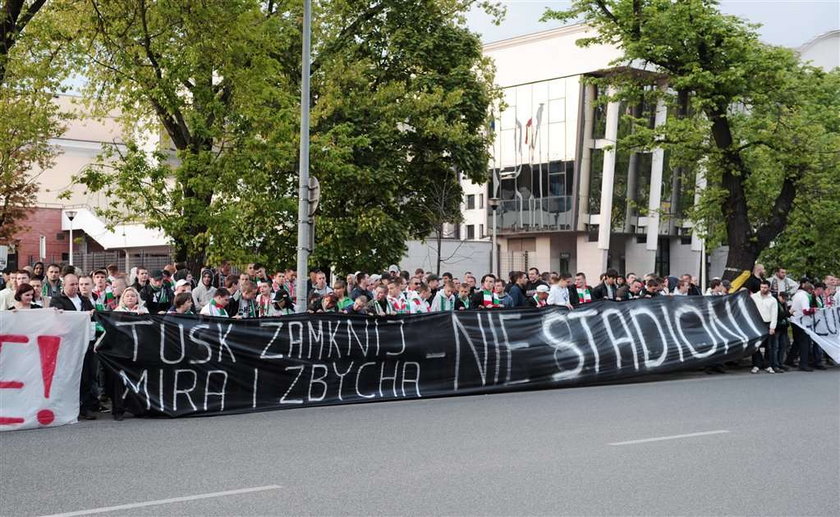 Raban na procesie "Starucha". Gdy guru kibiców wchodził do sądu...