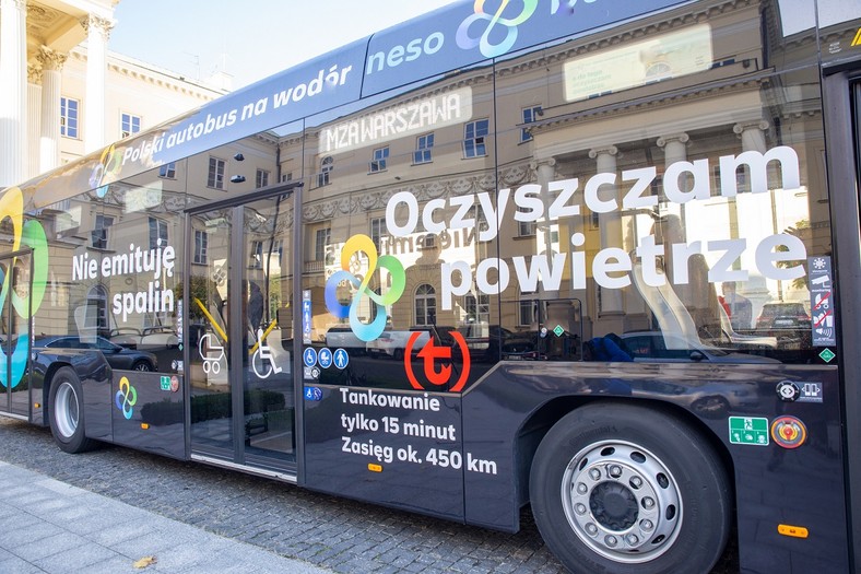 Autobus na wodór już kursuje po Warszawie