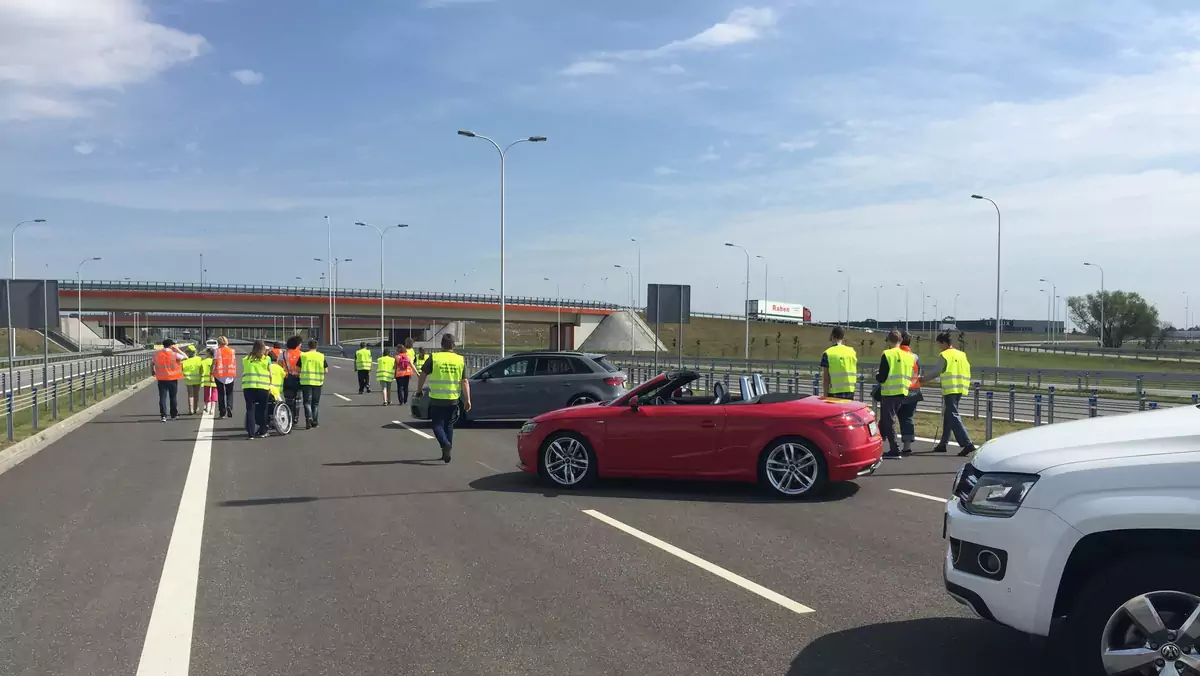 Niewidome dzieci poznają autostradę