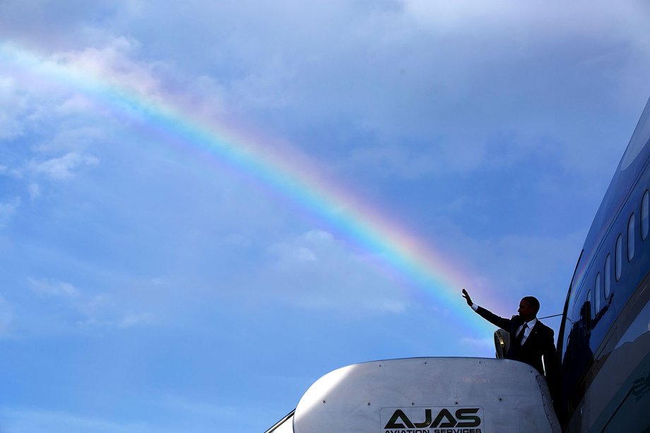 Obama macha wsiadając na pokład Air Force One na lotnisku Norman Manley International w Kingston na Jamajce w 2015 r.