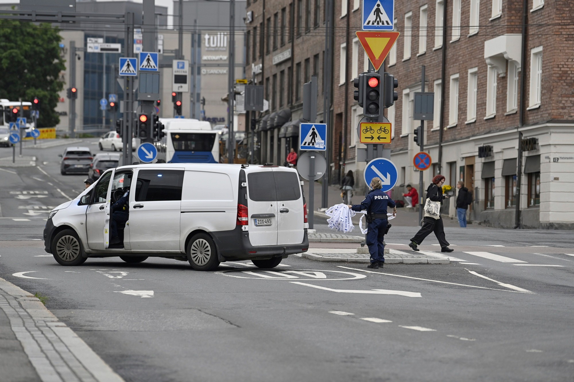 V blízkosti nákupného centra v Tampere útočník pobodal niekoľkých ľudí.
