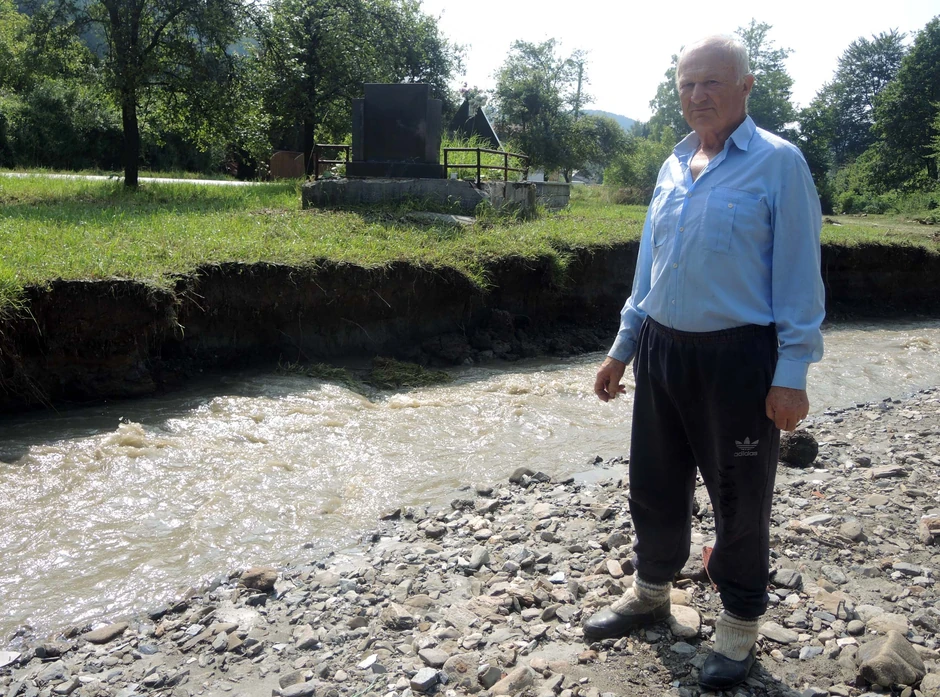 Volujački potok sprao obale i primakao se grobnicama