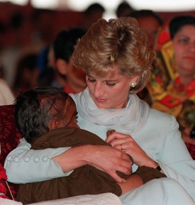 Ez a fotó az 1996-os pakisztáni látogatása során készült Diana hercegnéről, épp egy fiatal rákbeteget tart a karjában. 