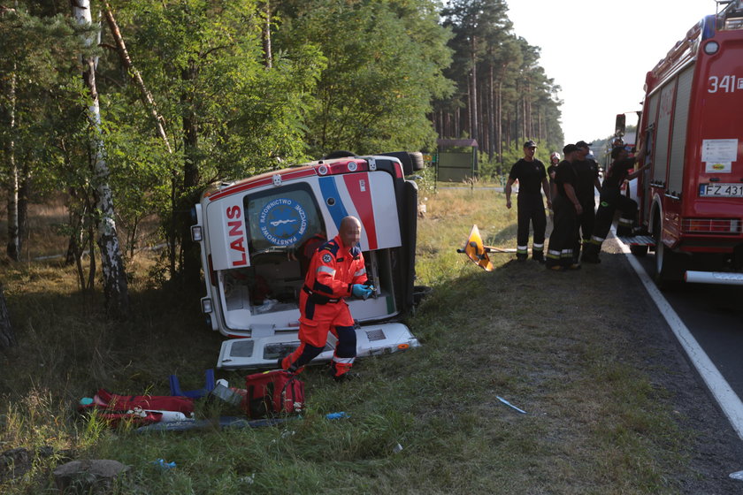 Zmarła kobieta, która wjechała pod karetkę. To druga ofiara wypadku 