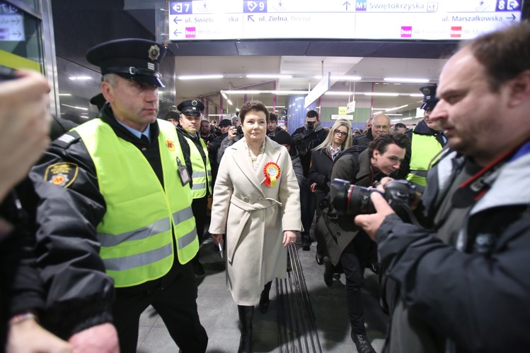 Otwarcie II linii metra PAP/Leszek Szymański

Wyraziła też nadzieję, że metro da impuls do rozwoju Woli i Pragi. Przejazd z Pragi na Wolę zajmie teraz 13 minut, chwaliła się pani prezydent.