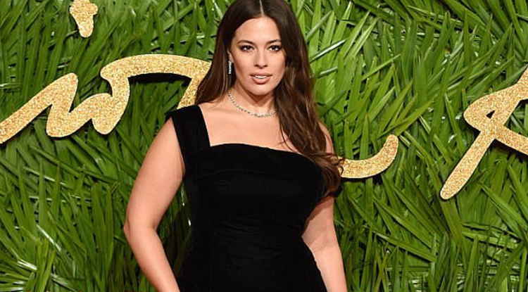 Ashley Graham úgy csapkodja bugyiban a fenekét, hogy azt öröm nézni