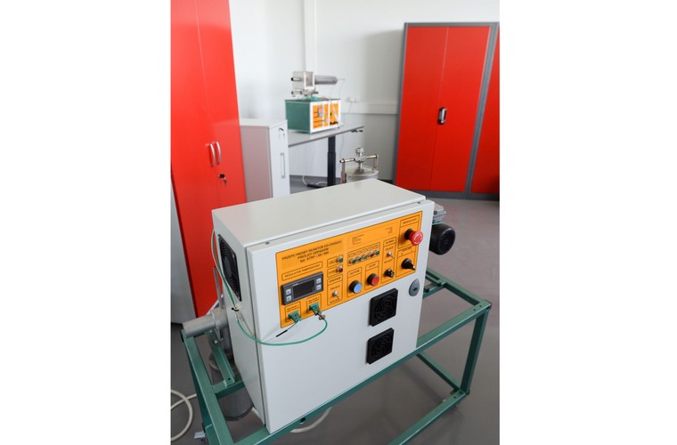 Laboratorium termoprzetwarzania biomasy w Centrum Badawczym 'Konwersja Energii i Źródła Odnawialne' (KEZO) Polskiej Akademii Nauk w podwarszawskiej Jabłonnie. <br><br>(mr) PAP/Marcin Obara