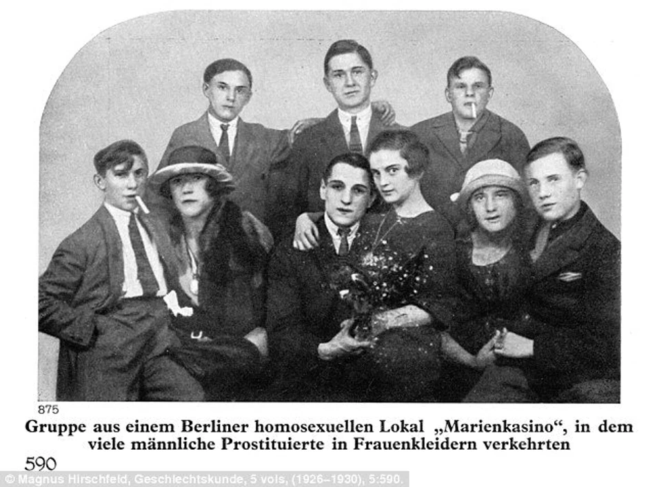 Transvestiti - prostitutke sede u krilima gej muškaraca u poznatom berlinskom baru "Marienkasin" (Foto: Magnus Hirschfeld)