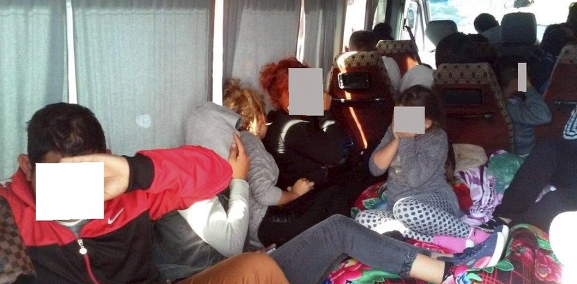 Zatrzymano przepełnionego busa. Dzieci jechały na podłodze