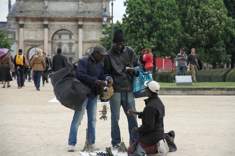 Imigranci sprzedający pamiątki w Paryżu