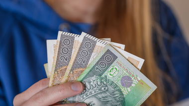 zus wypłaca specyficzny dodatek. mało kto o nim wie, a można dostać 522 zł co miesiąc