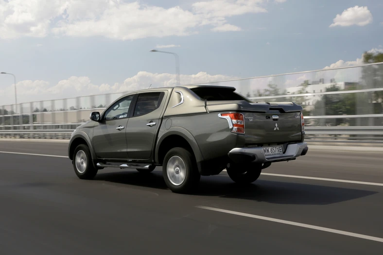 Mitsubishi L200: napęd Super Select w Mitsubishi to ewenement 
wśród pikapów. Pozwala jeździć z układem 4x4 po
asfalcie. W terenie L200 okazało się najsłabsze.