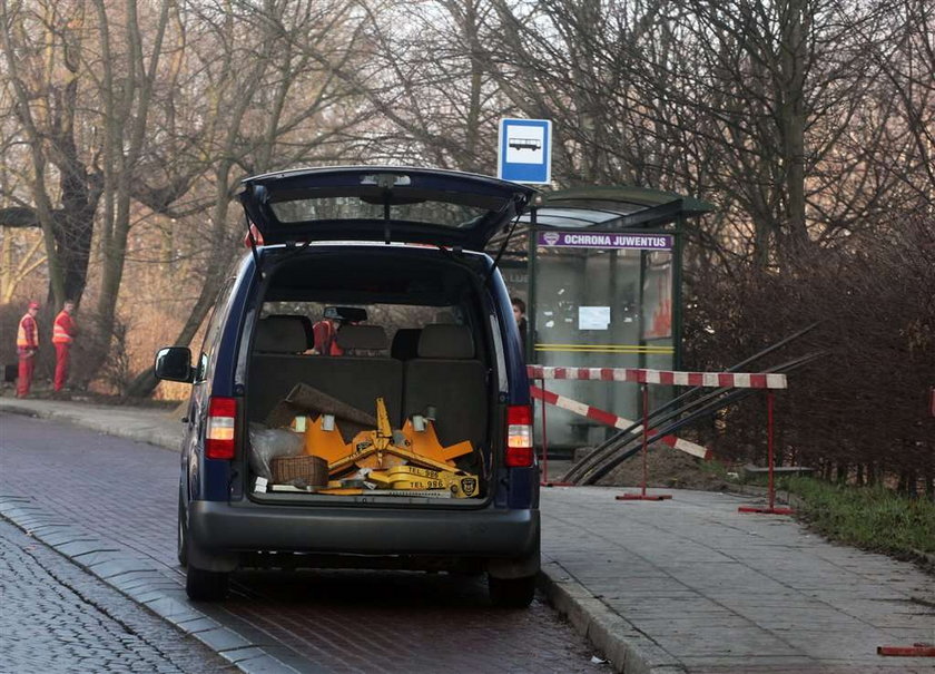 STRAZ MIEJSKA GDANSK ZAPARKOWALA NA PRZYSTANKU AUTOBUSOWYM