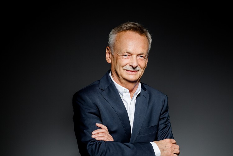 W obliczu tych sukcesów prezes firmy Jarosław Józefowicz zawsze pozostawał skromny. Jeszcze w 2002 r. na łamach magazynu „Businessman” na pytanie, czy międzynarodowe koncerny obawiają się jego firmy, odpowiedział, że na razie TZMO boi się koncernów. Na zdj. Jarosław Józefowicz, Prezes firmy TZMO od 1981 r.