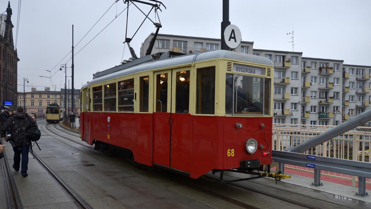 Mieszkańcy Bydgoszczy doczekali się uruchomienia linii tramwajowej do dworca PKP. Wiążą się z tym zmiany w funkcjonowaniu nie tylko tramwajów, ale też autobusów. Poznajcie nowe trasy i przystanki. Są nowe rozkłady.