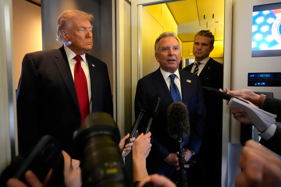 Donald Tramp, Stiv Vitkof i Pit Hegset u avionu na putu od baze Dover do Majamija 7. marta