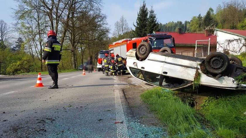 19-latek jechał na maturę i wpadł do rowu