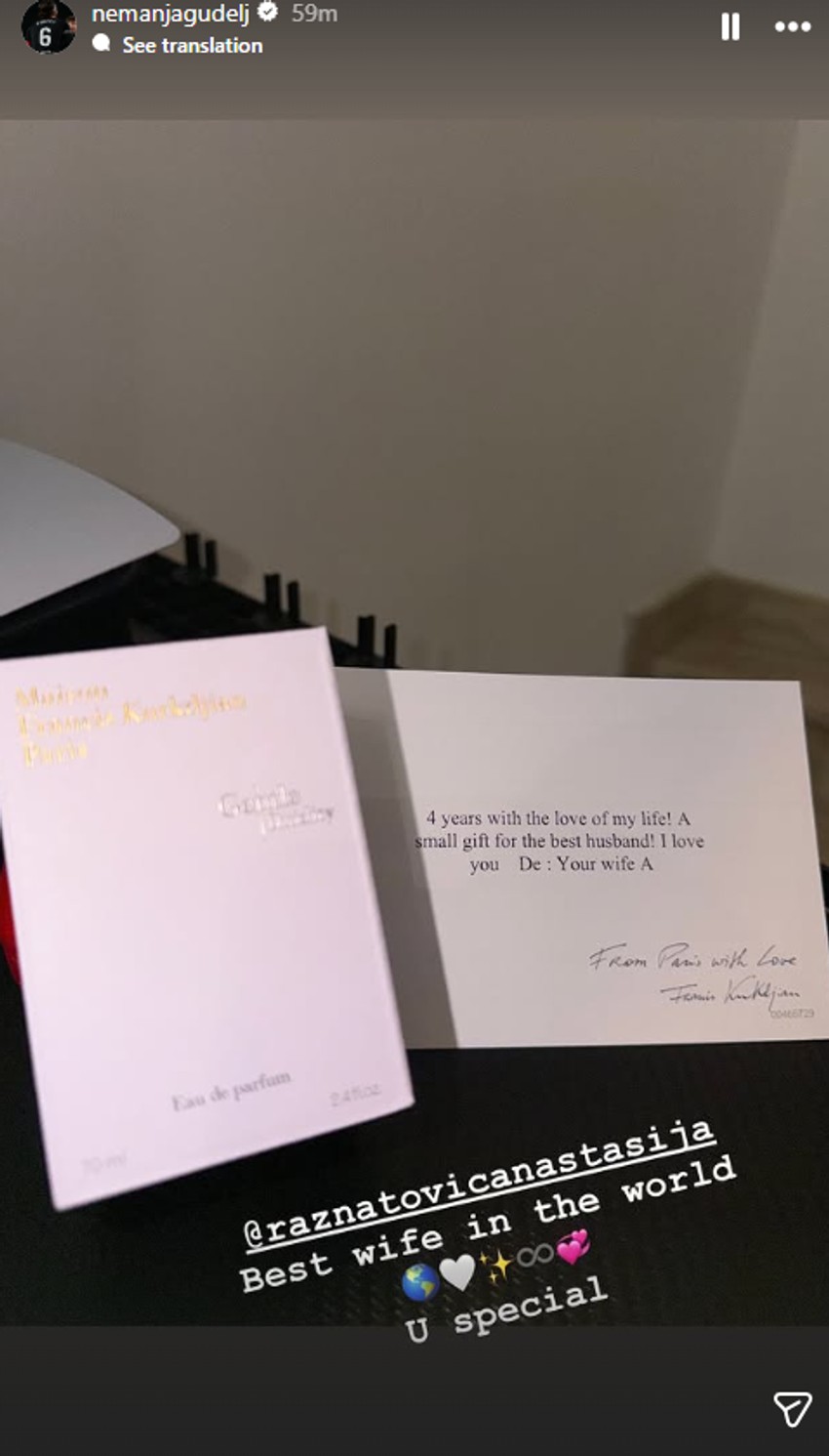 Nemanja Gudelj pokazao poklon