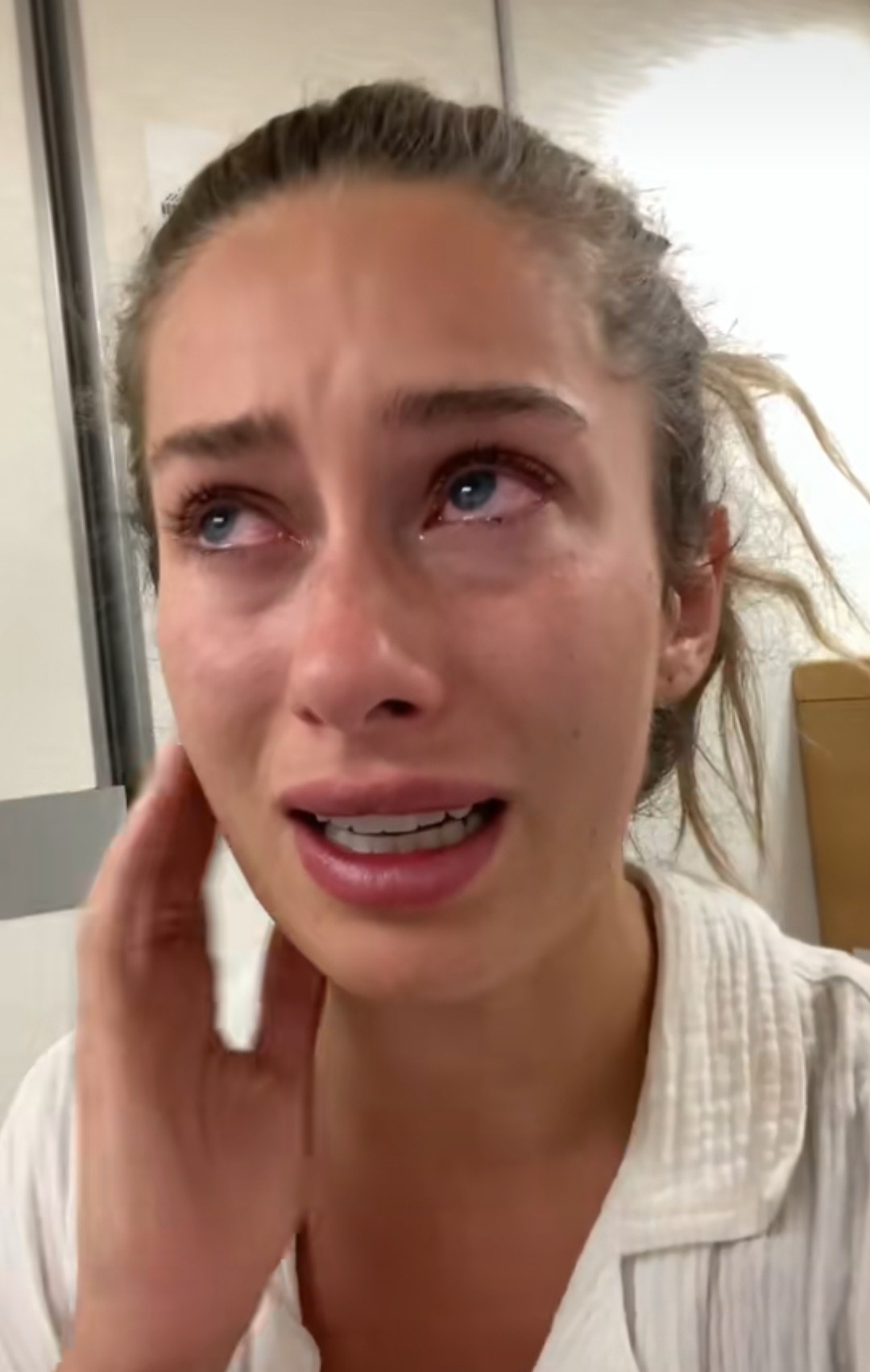 Uplakaná Chloë vo videu popísala, že po zjedený klasického pečiva jej prišlo extrémne zle.