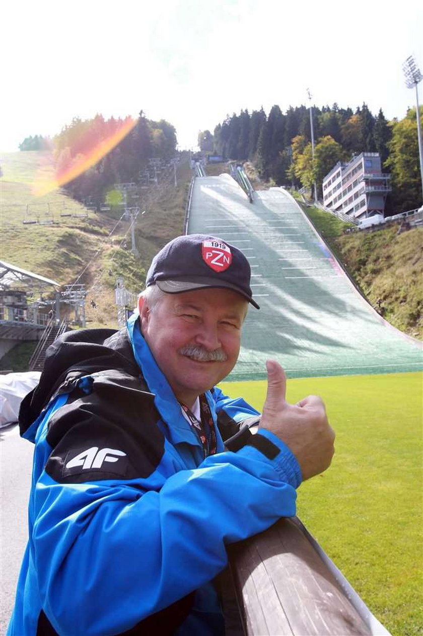 Apoloniusz Tajner (56 l.) już od dawna oficjalnie nie ma nic wspólnego z reprezentacją skoczków narciarskich. Okazuje się jednak, że prezes Polskiego Związku Narciarskiego dalej ma wpływ na to, co dzieje się w drużynie!