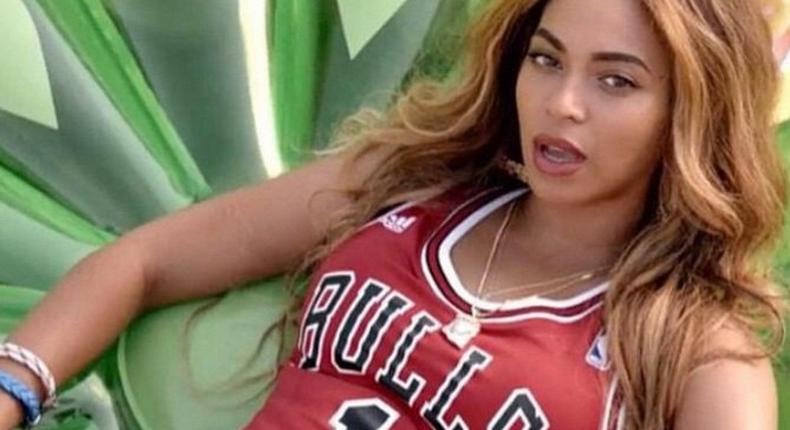 Beyonce spotting Chicago Bulls player, Derrick Rose's Number 1 jersey