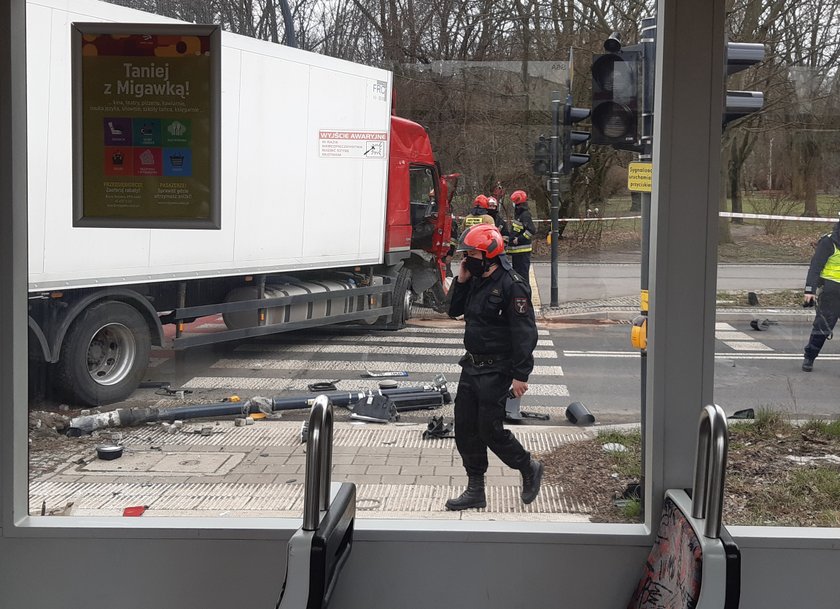 Zderzenie tramwaju z volvo na Dąbrowskiego w Łodzi