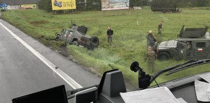 Kłopoty żołnierzy na drodze. Dwa auta wylądowały w rowie