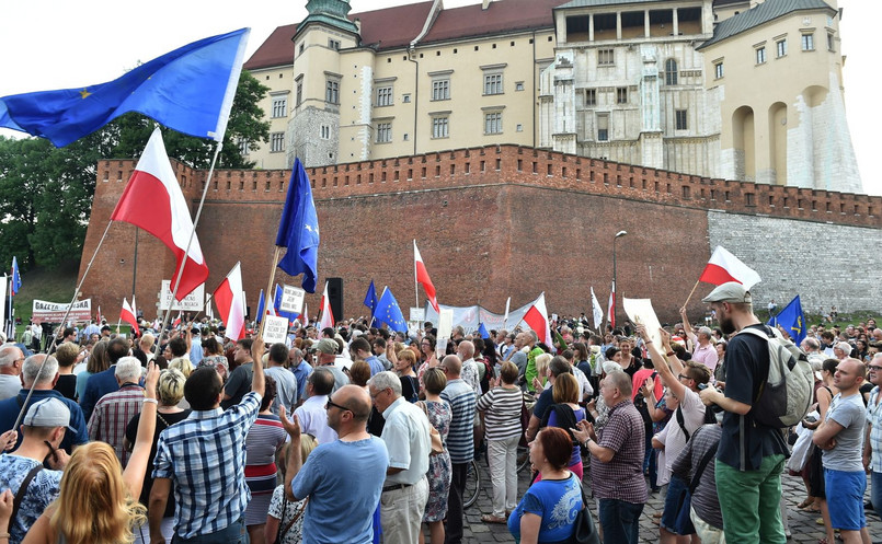 Protesty pod Wawelem w miesięcznicę pogrzebu pary prezydenckiej. "Jarosław! Zabierz Lecha do Warszawy"