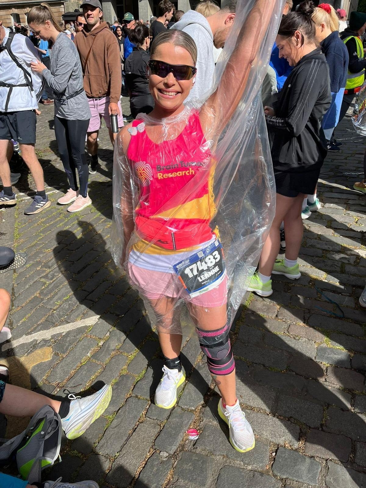 Leanne bežala v roku 2025 Edinburský maratón na pamiatku svojej sestry.